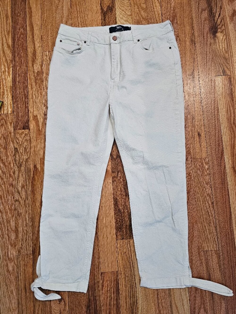 Boden Crop Jean with Ties at Hem. Creamy color Denbigh